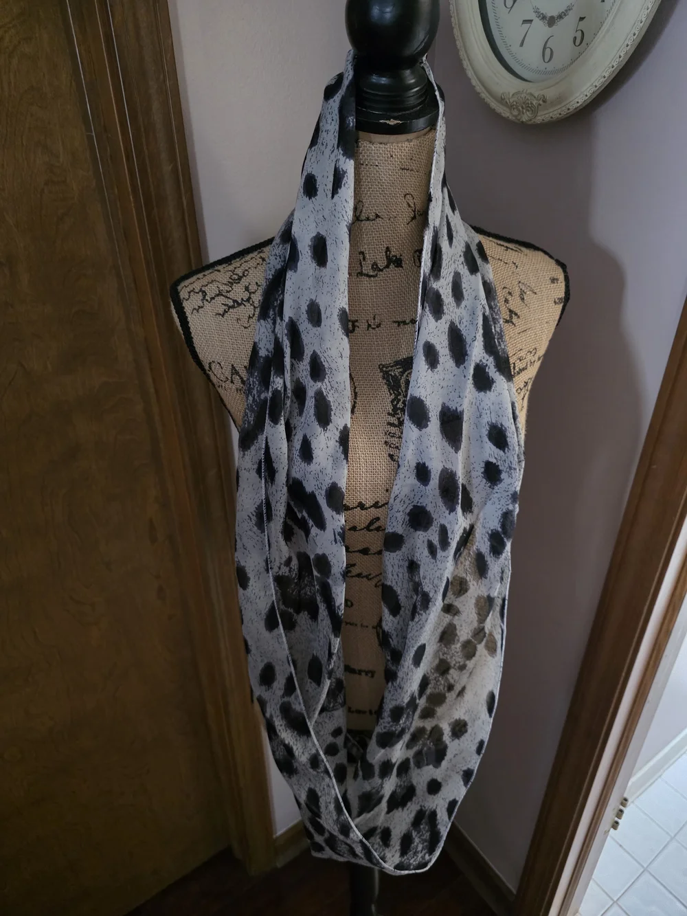 Source Unknown Black and Light Gray Leopard Print Infinity Scarf